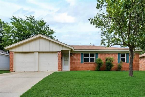 1016 Mary Drive, Hurst, TX 76053