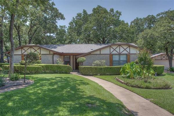 204 Shadowoak Drive, Burleson, TX 76028