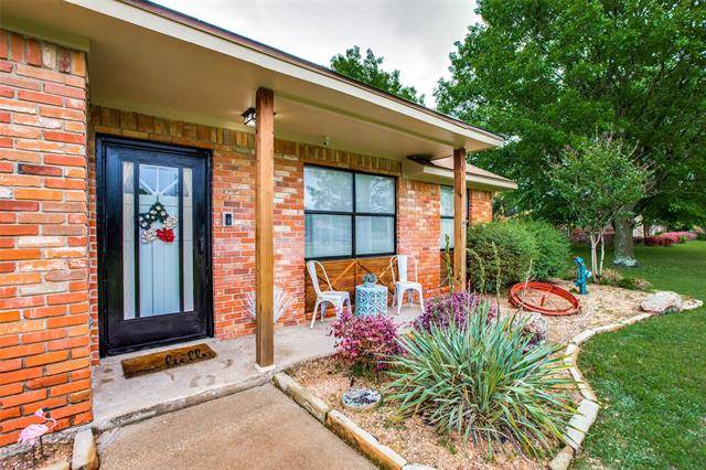 117 Burkett Lane, Pecan Hill, TX 75154