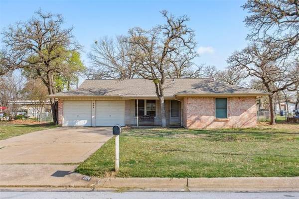 204 W Mistletoe Drive, Kennedale, TX 76060