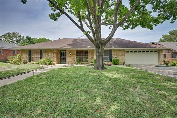 1011 Briarcreek Drive, Arlington, TX 76012