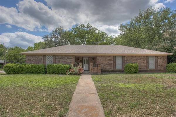 601 Chisholm Road, Burleson, TX 76028