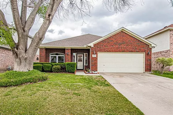 2740 N Hampton Drive, Grand Prairie, TX 75052