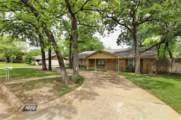 1802 Trailwood Drive, Euless, TX 76039