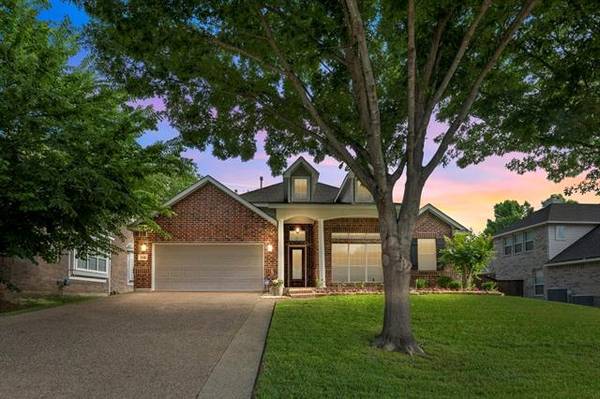 528 Winding Forest Drive, Grand Prairie, TX 75052