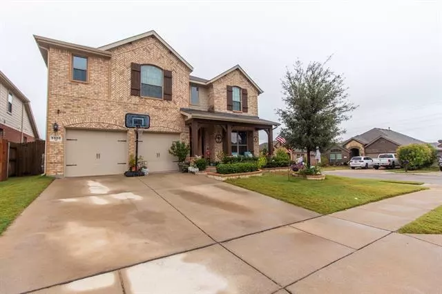 5900 Paddlefish Drive, Fort Worth, TX 76179