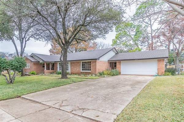 4009 Emerald Oaks Drive, Haltom City, TX 76117