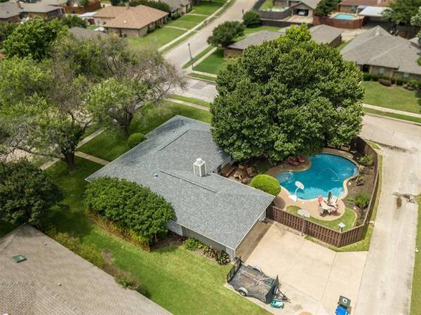 1927 Oakbluff Drive, Carrollton, TX 75007