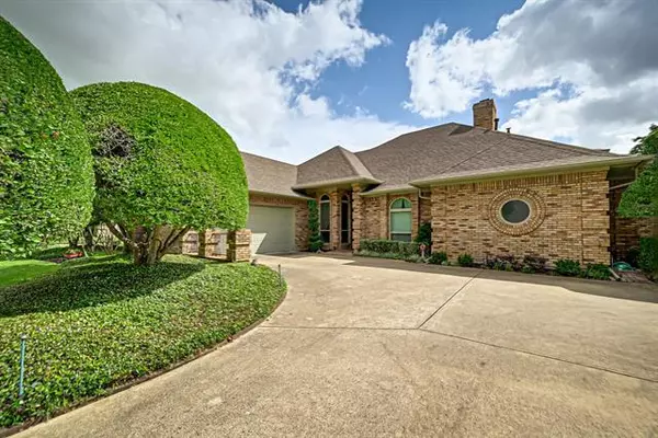 820 Muirfield Drive, Mansfield, TX 76063