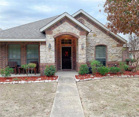 322 Village Drive, Red Oak, TX 75154