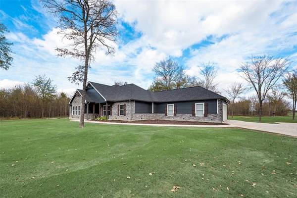 733 Waters Edge Drive, Corsicana, TX 75109