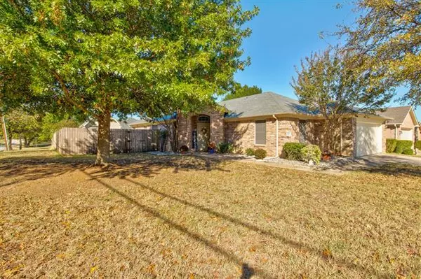 2044 Castleview Drive, Fort Worth, TX 76120