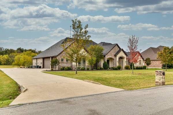 2051 Willow Bend Drive,  Oak Leaf,  TX 75154