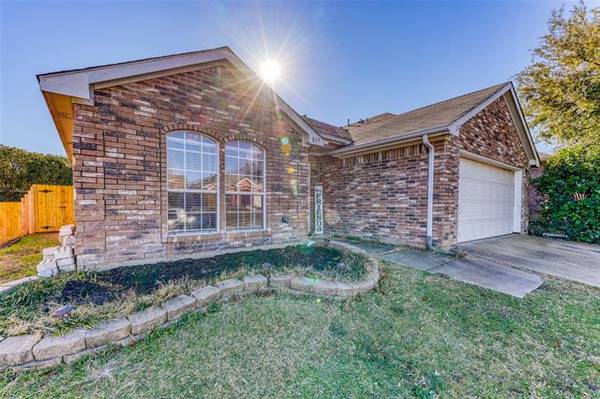 817 Silverbrook Drive, Saginaw, TX 76179