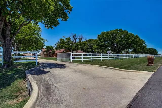 924 Round Hill Road, Fort Worth, TX 76131