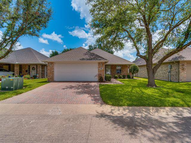 106 Royal Crest Court, Red Oak, TX 75154