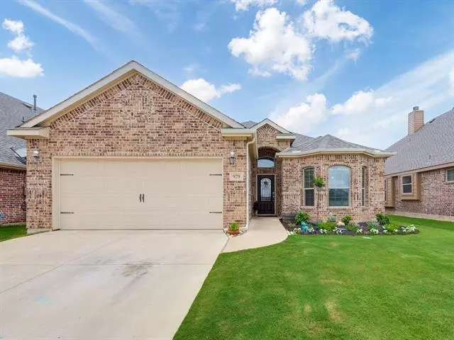 929 Viburnum Drive, Fort Worth, TX 76131