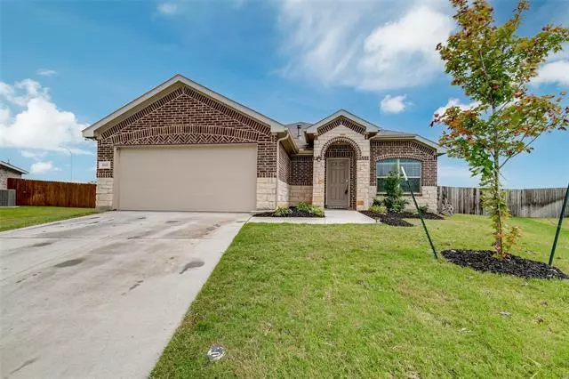 800 Amberwood Court, Fort Worth, TX 76052