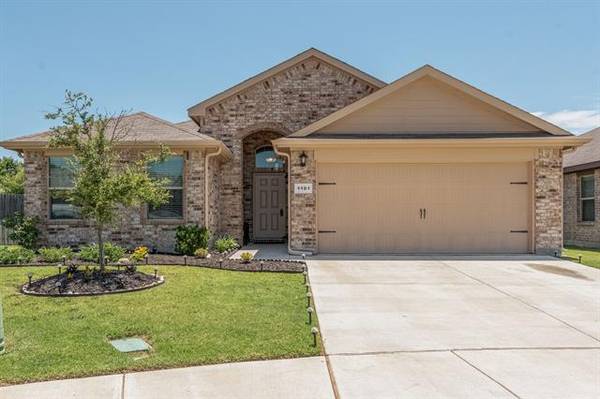 1101 Autumnwood Drive, Azle, TX 76020