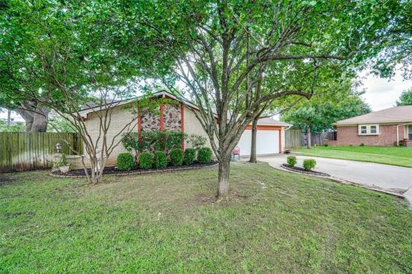 Bedford, TX 76021,3417 Meadow Wood Court