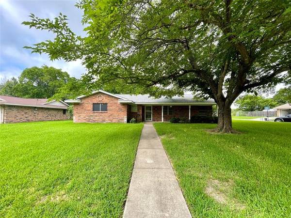 231 Town North Drive, Terrell, TX 75160