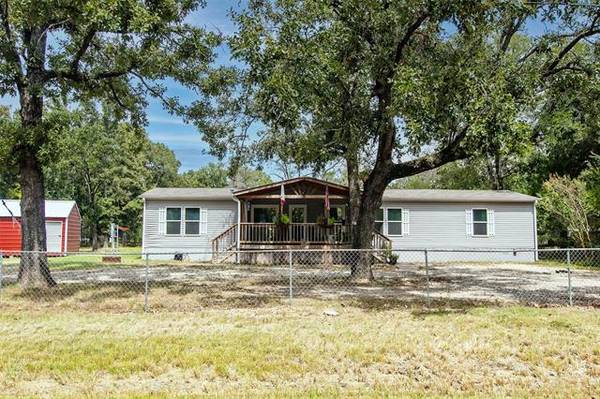 304 E Golden Oaks Drive, Mabank, TX 75156