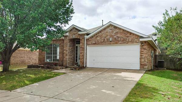 617 Oak Hollow Trail, Saginaw, TX 76179