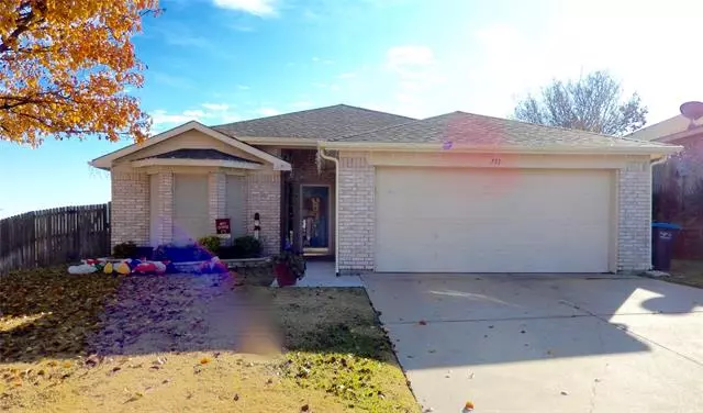 751 Deauville Circle W, Fort Worth, TX 76108