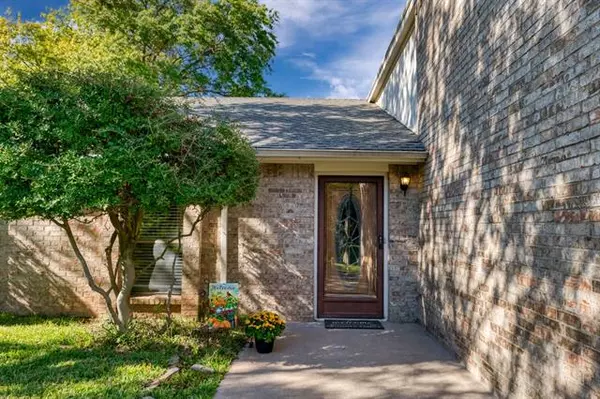 715 Hinsdale Drive, Arlington, TX 76006