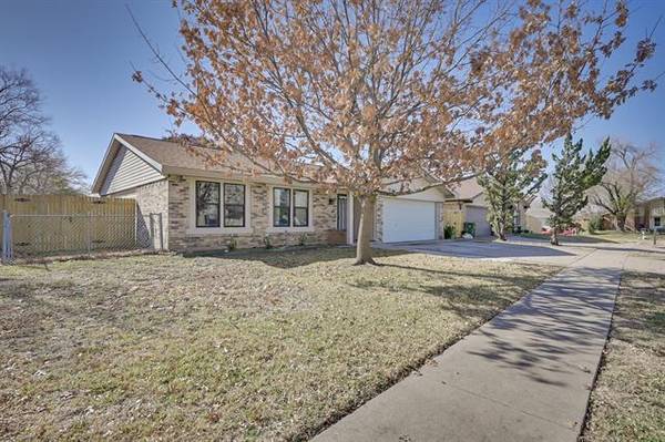 1102 Royal Hill Lane, Arlington, TX 76014