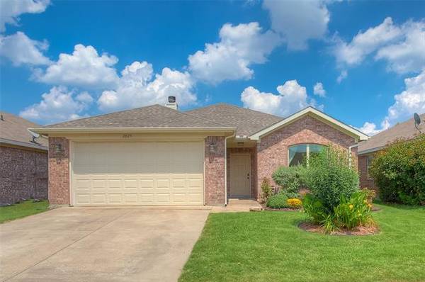 2829 Wakecrest Drive, Fort Worth, TX 76108