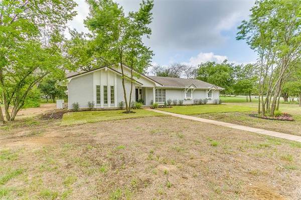 201 Roaring Springs Drive, Joshua, TX 76058