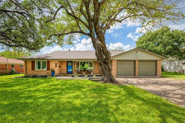 3812 Marys Creek Drive, Benbrook, TX 76116