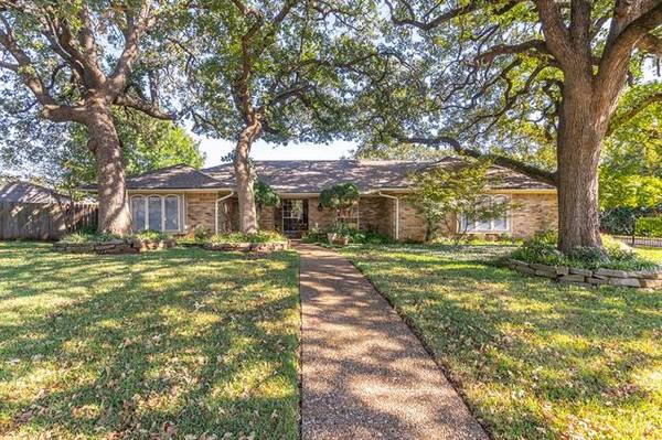 2711 Burnwood Court, Arlington, TX 76016