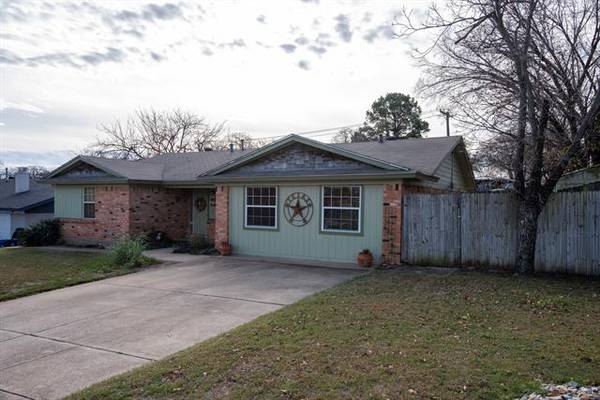 321 Bowles Court, Kennedale, TX 76060