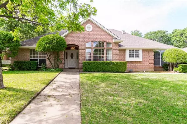 921 Oakwood Avenue,  Hurst,  TX 76053