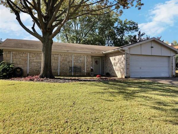 3209 Meadow Wood Lane, Bedford, TX 76021