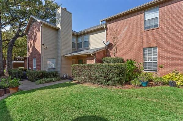 1455 Meadowood Village Drive, Fort Worth, TX 76120