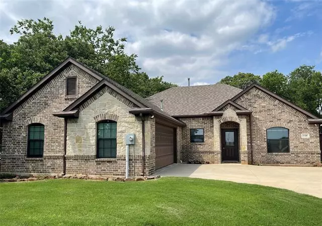 726 W Sherman Drive, Aubrey, TX 76227