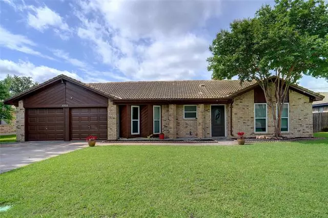 3928 Longleaf Lane, Fort Worth, TX 76137