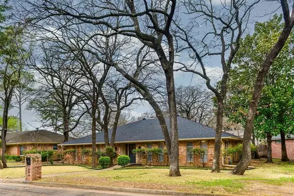 1804 Oak Grove Drive, Arlington, TX 76013