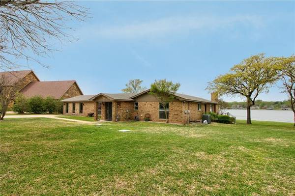 155 Blackfoot Trail N, Lake Kiowa, TX 76240