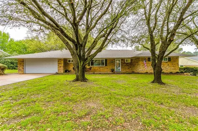 217 Woodlawn Drive, Keene, TX 76059