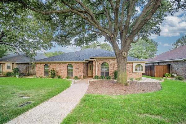 1934 Hidden Trail Drive, Lewisville, TX 75067