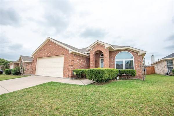 2744 Wakecrest Drive, Fort Worth, TX 76108