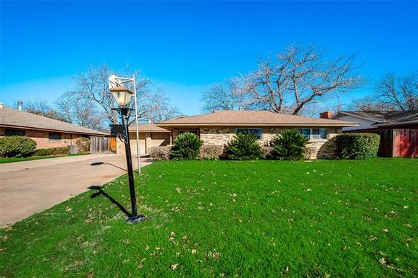 718 Danish Drive, Grand Prairie, TX 75050