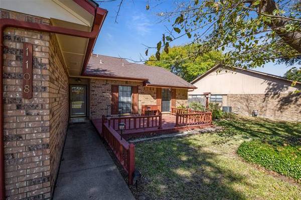 1108 Savannah Drive, Ennis, TX 75119