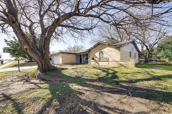 221 Lochness Lane, Benbrook, TX 76126