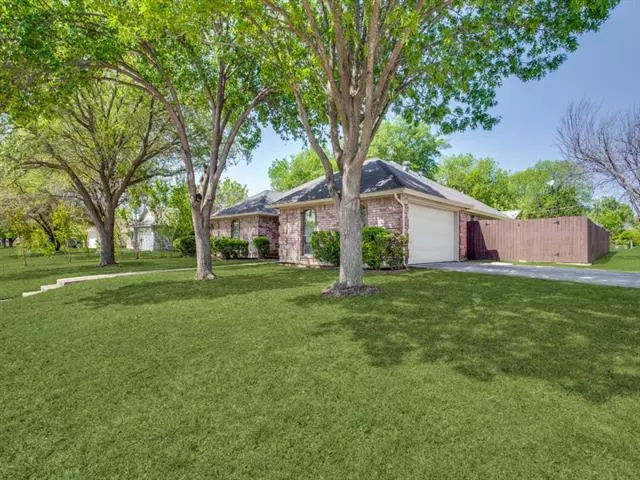 1200 Cozby Street W, Benbrook, TX 76126