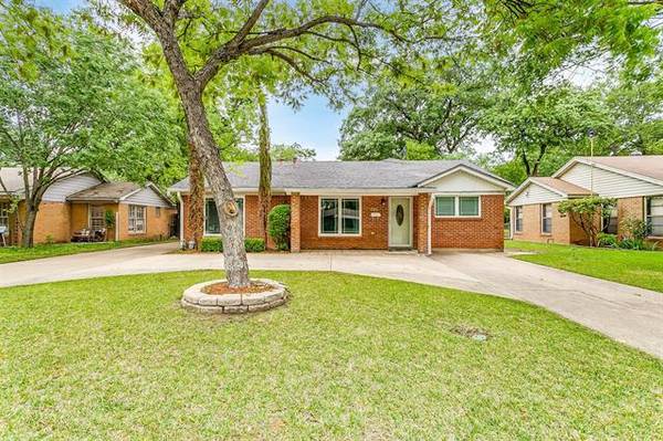 733 Thersa Drive, River Oaks, TX 76114